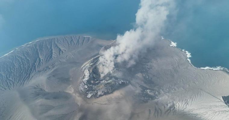 20:09 - ESTERO Eruzione del vulcano Anak Krakatau in Indonesia blocca l'aeroporto di Giacarta e migliaia di voli
