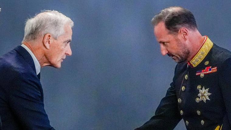 En deuil, la Norvège entre dans l'ère de Haakon VIII, un nouveau roi qui doit faire face à plusieurs scandales