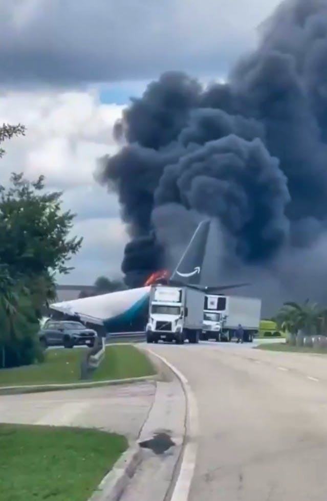 Miami (USA) Amazon-Frachtflieger rammt mehrere Autos: Fünf Todesopfer 181 27