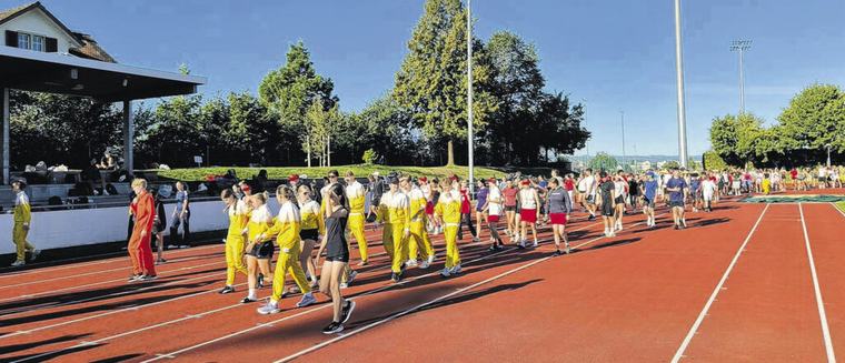 Farbenfroher Spielsporttag der Kantonsschule Ausserschwyz