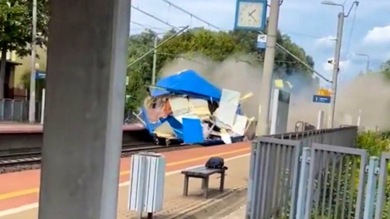 00 : 28 Polen Lastwagen steckt fest – dann kommt der Zug 32 170 8