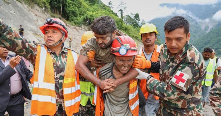 Sturzflut in Nepal Retter sprechen von "Wunder": Zwei Arbeiter nach neun Tagen aus Tunnel gerettet