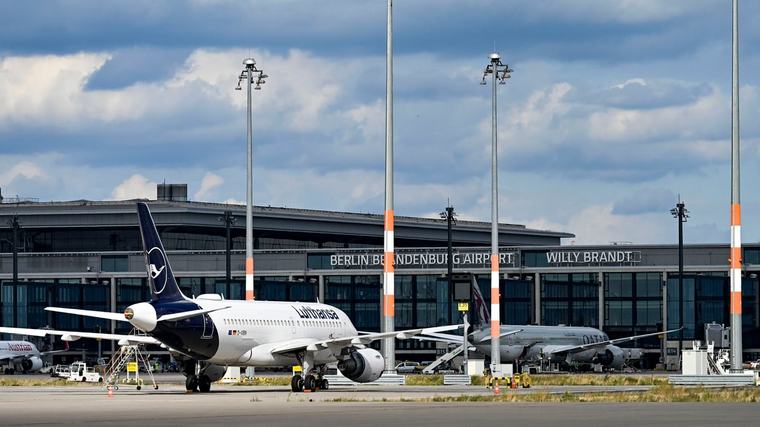 Deutschland Gefahrengut-Alarm: Terminal am Berliner Flughafen teilweise geräumt Eine Frau meldet am Flughafen BER einen möglicherweise gefährlichen Stoff. Die Polizei liess nun den Terminal 1 teilweise räumen.