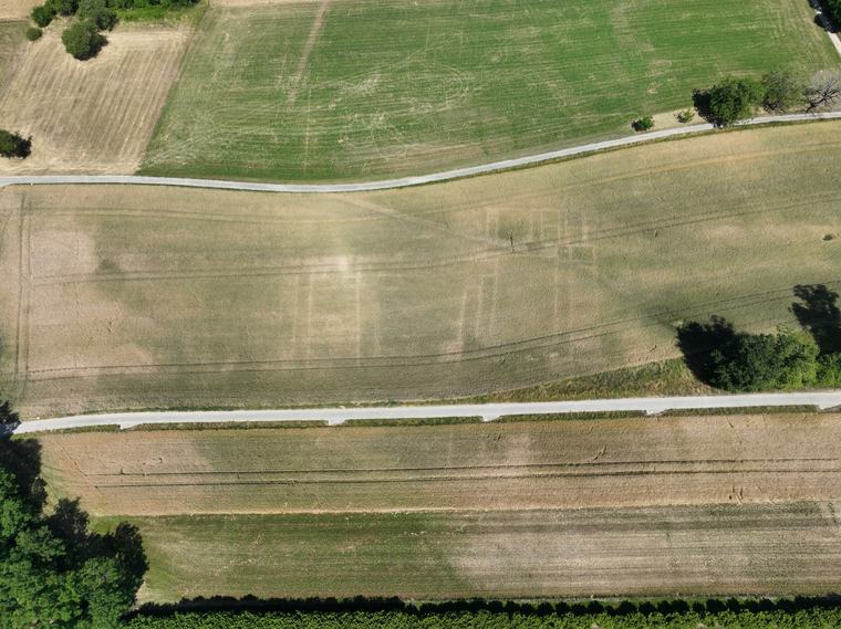 Luftaufnahmen zeigen Erstaunliches: Neues Quartier von Aventicum entdeckt: Trockenheit legt Umrisse bisher unbekannter antiker Stätten frei