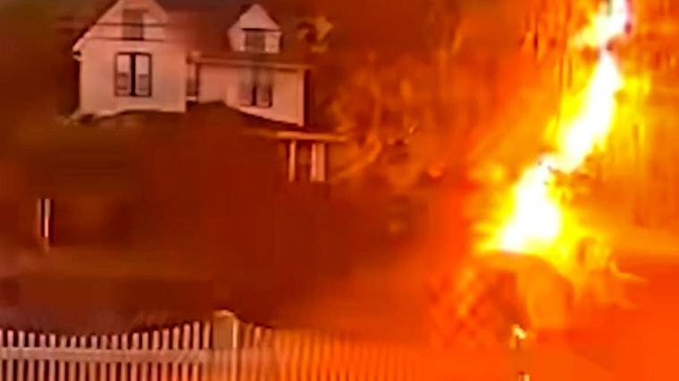 00 : 38 Staten Island, USA Blitz trifft Mann vor dem Haus – er steht direkt wieder auf 33 123 4