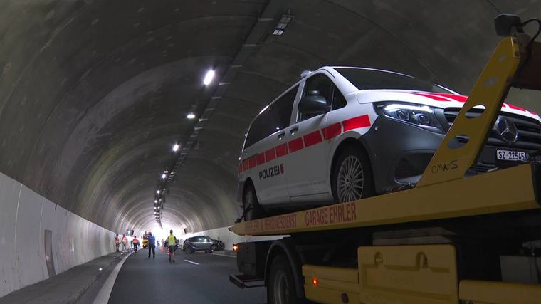 2 Min Schwyz Polizeipatrouille stösst zwischen Goldau und Küssnacht mit Auto zusammen