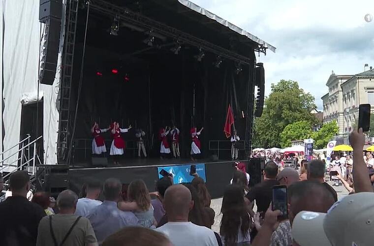 play_circle_filled Menschen aus über 160 Ländern Zug feiert Fest der Nationen update vor 6 Stunden