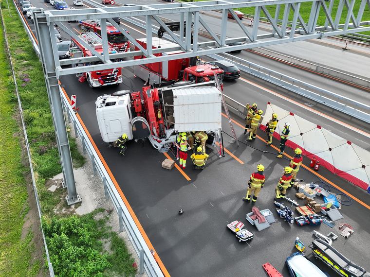Unfall auf A4: Frau unter Lastwagen eingeklemmt – Autobahn sechs Stunden gesperrt