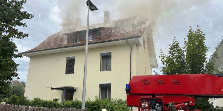 Dachstock von Mehrfamilienhaus brennt – Haus unbewohnbar