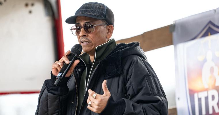 Sänger muss vor Gericht Strafverfahren gegen Xavier Naidoo – Gericht lässt nur einen Anklagepunkt zu
