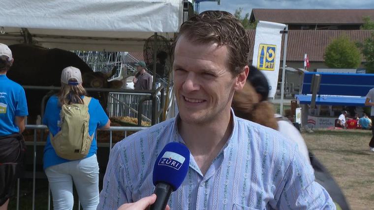 2 Min Kilchberger Schwinget Genoni ist Muni-Götti in Kilchberg: «Bin erschrocken, als ich sah, wie gross er ist»