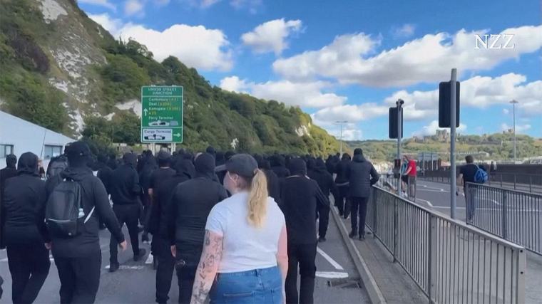 Demonstranten legen aus Protest gegen die Bootsflüchtlinge den Hafen von Dover lahm