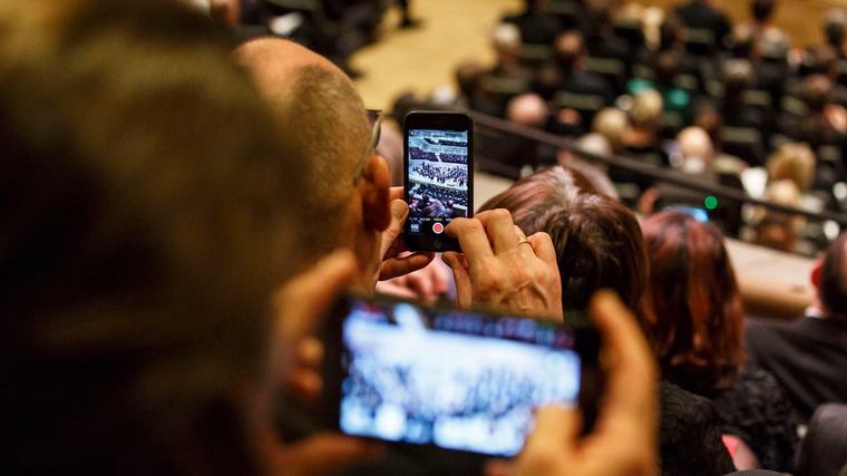 Klassik Das Handy im Konzert: Das Läuten ist nicht mehr das Hauptproblem Das Klingeln stört, klar. Aber das Handy wird heute viel vielseitiger genutzt. Und die Veranstalter kapitulieren vor ihm. Von Christian Berzins 0