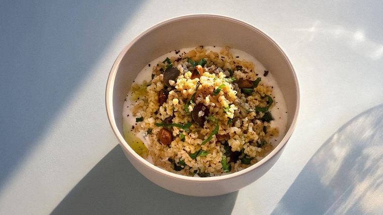 Dans ma «lunch box»: Taboulé de boulgour, crème de feta, raisin muscat, amandes et sumac