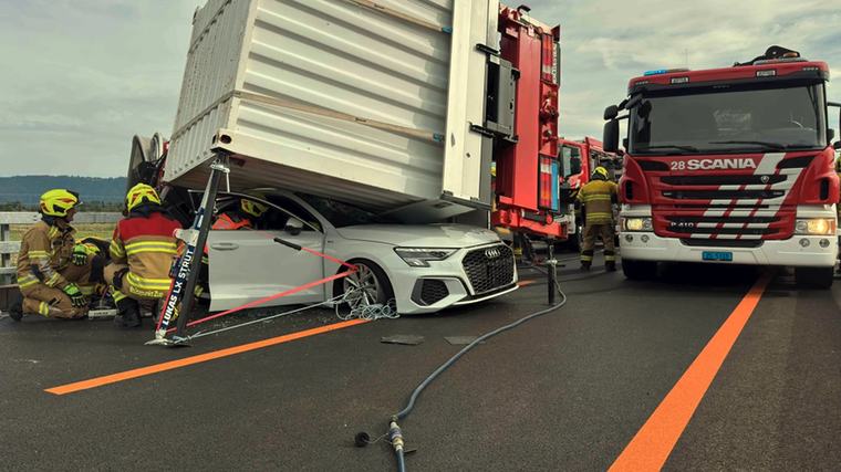 Chauffeur übersieht Auto: Frau (25) bei schwerem Unfall auf A4 verletzt
