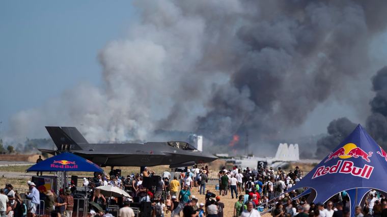 Griechenland Zwei Tote bei Flugshow-Unfall Ein lauter Knall, schwarzer Rauch – Augenzeugen schildern den Moment des Absturzes. Nach zwölf unfallfreien Jahren wurde die Athens Flying Week zum Schauplatz einer Tragödie.