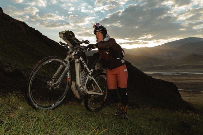 Von 50 Grad bis Schneesturm – so gewann Nathalie Schneitter eines der härtesten Ultra-Bike-Rennen der Welt in Kirgistan