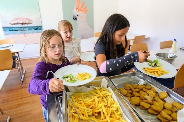 Wo alte und junge Menschen zusammen spielen