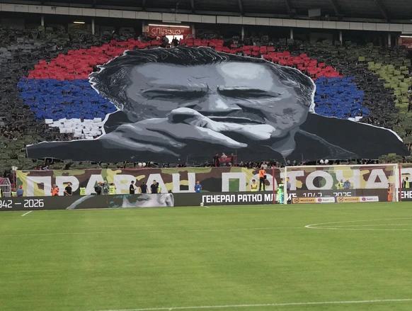 Serbische Fussballfans feiern Kriegsverbrecher im Derby