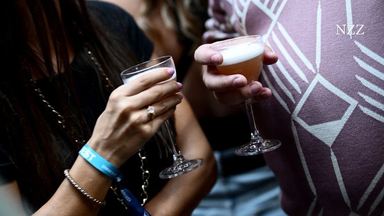 Ist das andere Gespräch vielleicht doch interessanter? Bei einem Apéro tanzt unser Gehirn auf zwei Hochzeiten