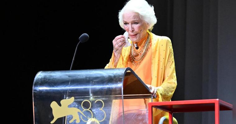 Für ihr Lebenswerk Ellen Burstyn nimmt Goldenen Löwen unter Tränen entgegen