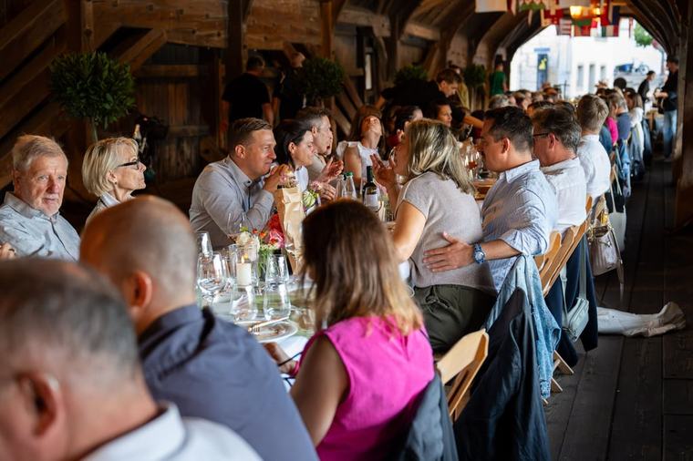 Ausverkaufte Aaretafel: Die Bilder vom Festmahl auf der alten Holzbrücke