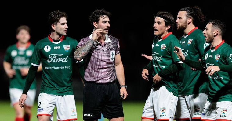Referee-Revolte Schiedsrichter treten in Streik – Australien droht ein Fussball-Chaos