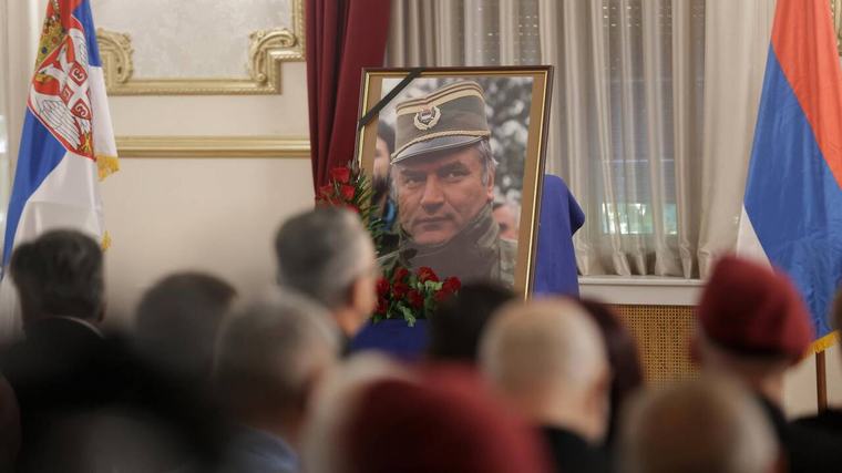Funérailles de Ratko Mladić: Aleksandar Vučić défie l’Europe à quelques semaines des élections serbes