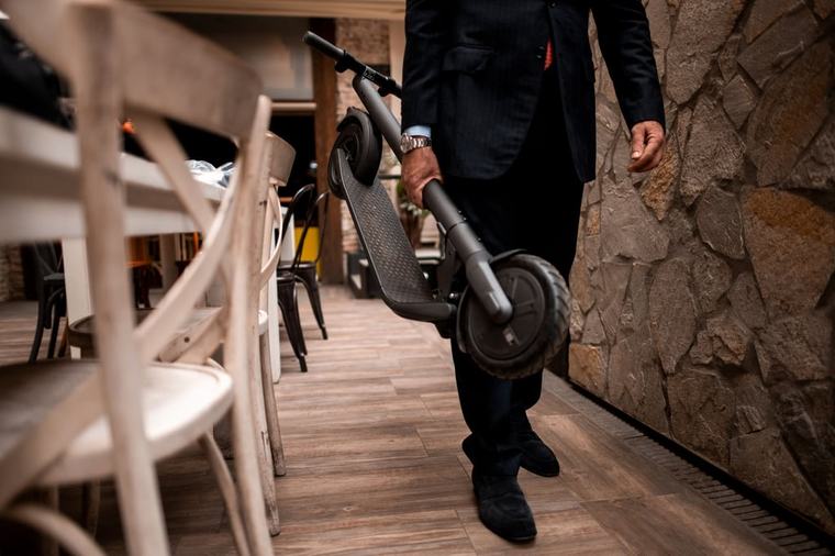 Starbucks, Migros und Coop verbieten E-Scooter