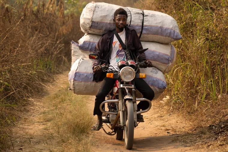 «Les lois de la jungle», épisode 2: A Kinshasa, au rythme du charbon de bois