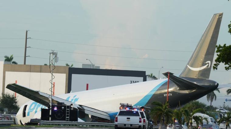 Un avion-cargo d'Amazon sort de piste à Miami, faisant au moins cinq morts