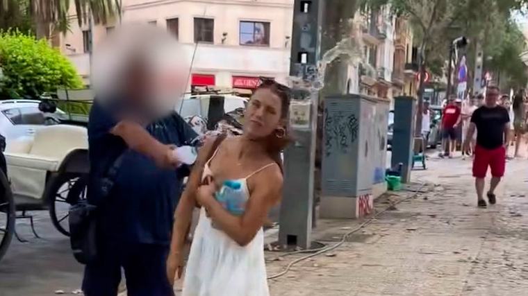 00 : 47 Mallorca Touristin fordert Wasser für seine Pferde: Kutscher rastet aus 2.1k 8