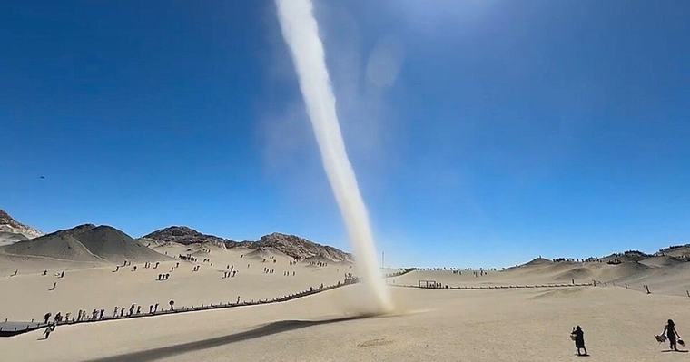 Spektakel in Qinghai Riesiger Staubteufel fegt an Touristen vorbei 0:37 Min.